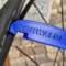 Montare un copertone troppo duro sul cerchio? Questo piccolo attrezzo Schwalbe risolve un problema che ogni ciclista conosce
